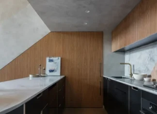 Cocina con revestimiento de madera.