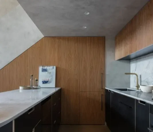 Cocina con revestimiento de madera.