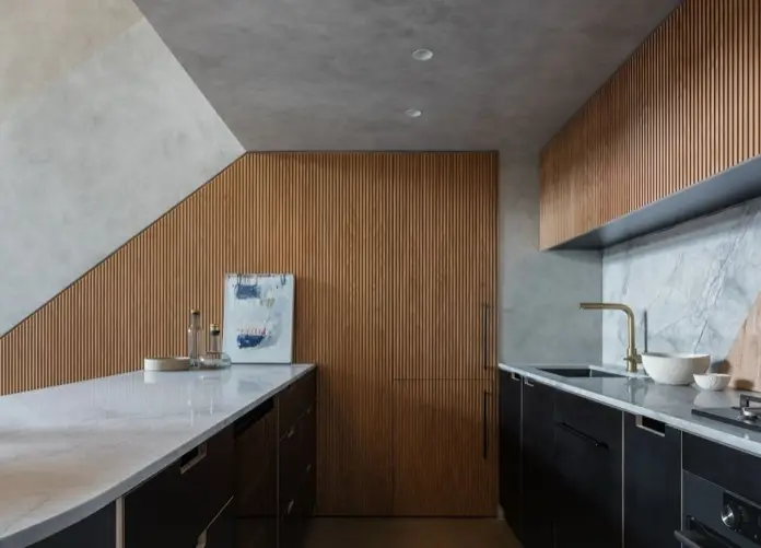 Cocina con revestimiento de madera.