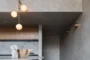 Detalles de decoración en la entrada a apartamento con doble altura.