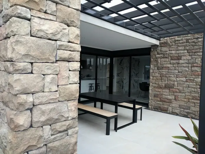 Fachada de piedra en moderno edificio.
