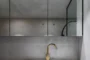 Detalle lavabo en cuarto baño de apartamento dúplex.