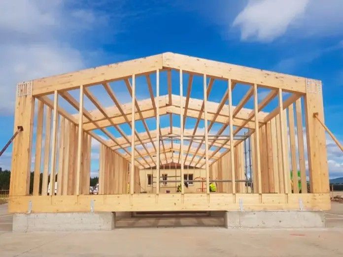 Estructura hecha con elementos de madera.