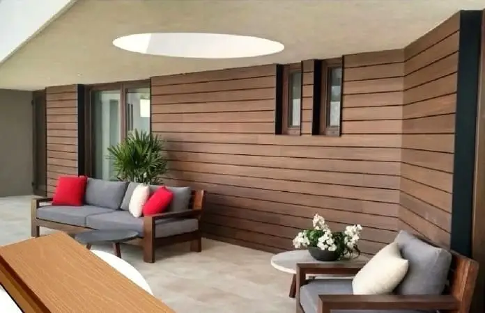 Pared con revestimiento de madera.