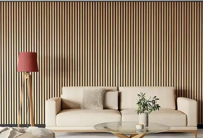 Revestimiento de pared con listones delgados de madera.