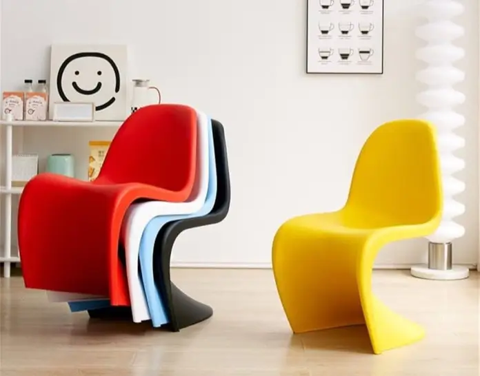 Sillas Panton apiladas, de diferentes colores.