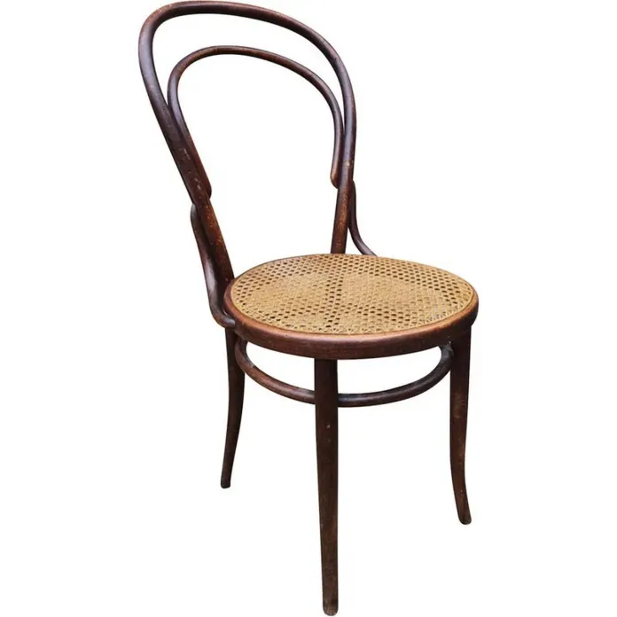 Silla Thonet con refuerzo añadido.