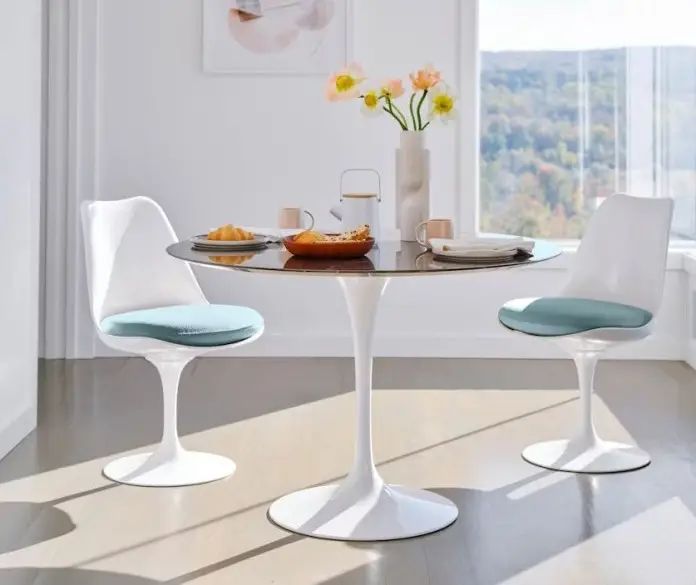Mesa con sillas Tulip