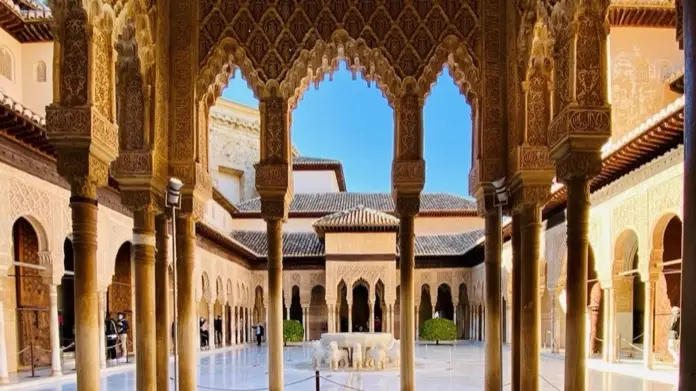 Patio de los Leones de La Alhambra de Granada.