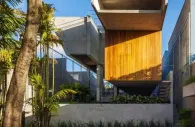Vivienda con grandes voladizos de hormigón.
