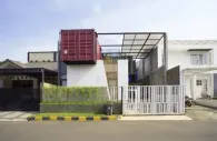 4 Containers House, fachada a la calle