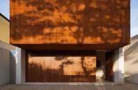Facha de acero corten en la Corten House.