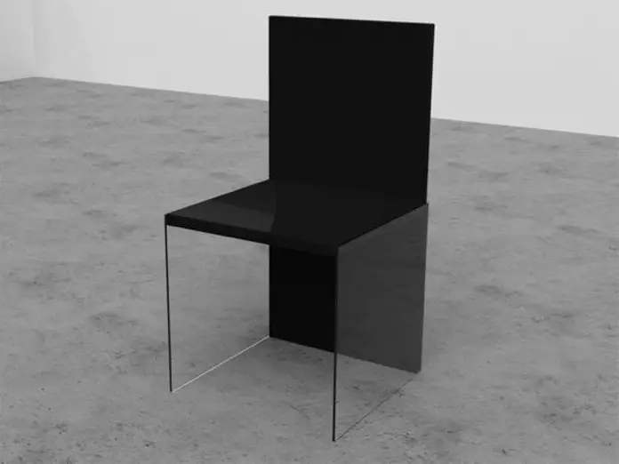 Silla fabricada con paneles de plexiglás.