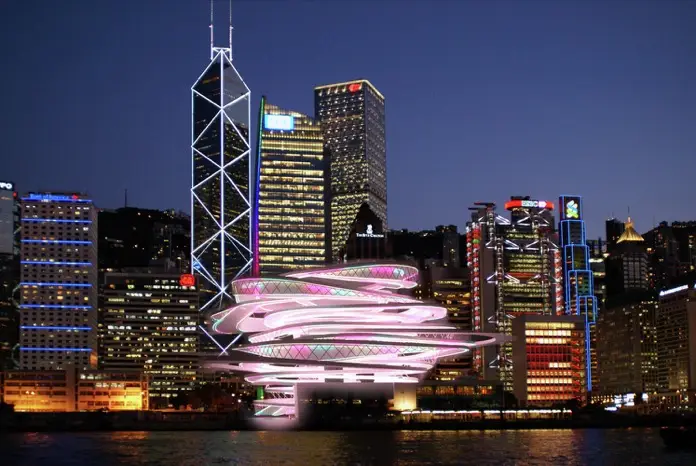 Paisaje nocturno de Hong Kong con la torre de aparcamientos en primer plano