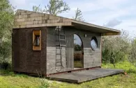 Fachada de Cargo House, una casa container en el Algarve.