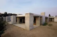 Orchard House de una planta y hormigón