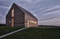 Summer House, una casa hermética con fachada de madera.