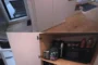Armario bajo escalera de tiny house, ideal para guardas pequeños electrodomésticos.