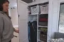 Armario delante del cuarto de baño, con más ropa de Stacie.