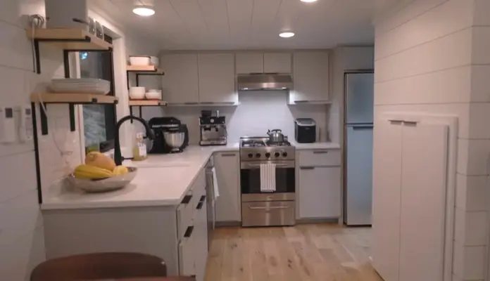 Cocina de la tiny house The Ocoee, versión para Stacie.