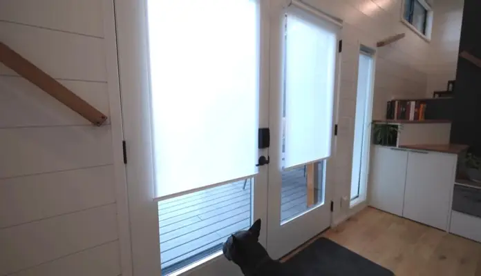 Áreas acristaladas de puerta y ventana con estores automatizados.