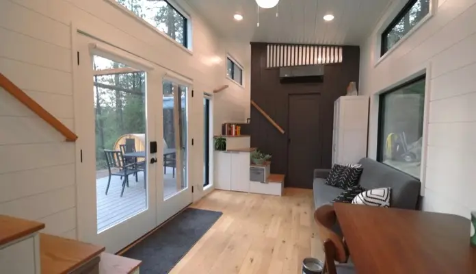 Interior de la tiny house de Stacie, con el baño al fondo.