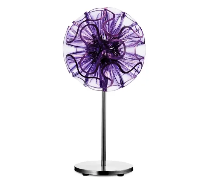 Lámpara de mesa Coral, de Qis Design, con estructura orgánica translúcida iluminada mediante LED.