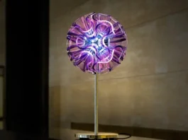 Lámpara Coral de mesa con estructura orgánica de PMMA iluminada mediante LED en color púrpura
