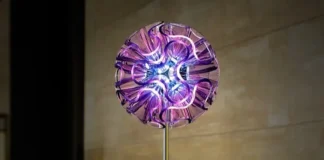Lámpara Coral de mesa con estructura orgánica de PMMA iluminada mediante LED en color púrpura