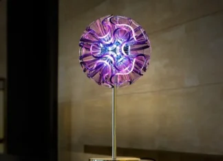 Lámpara Coral de mesa con estructura orgánica de PMMA iluminada mediante LED en color púrpura