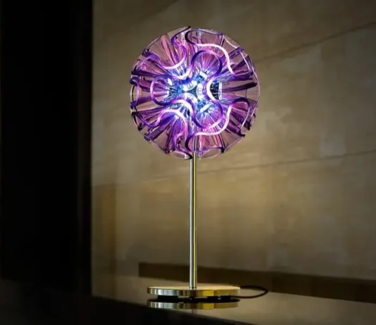 Lámpara Coral de mesa con estructura orgánica de PMMA iluminada mediante LED en color púrpura