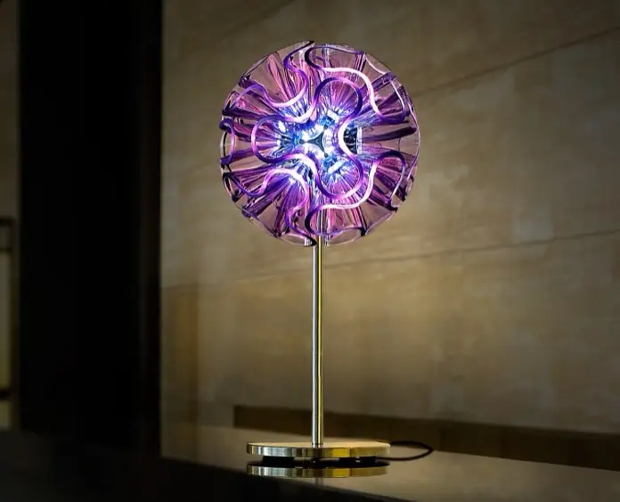 Lámpara Coral de mesa con estructura orgánica de PMMA iluminada mediante LED en color púrpura