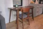 Mesa de madera para comer o para utilizar como escritorio.