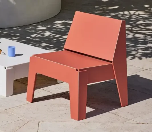 Silla baja Butter en color arcilla