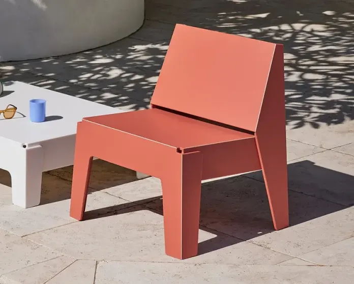 Silla baja Butter en color arcilla