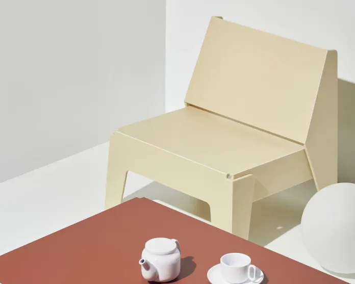 Silla baja hecha con materiales de posconsumo.