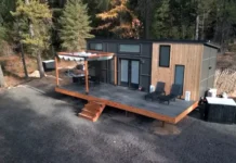 Exterior de la tiny house de Stacie, en un bosque.