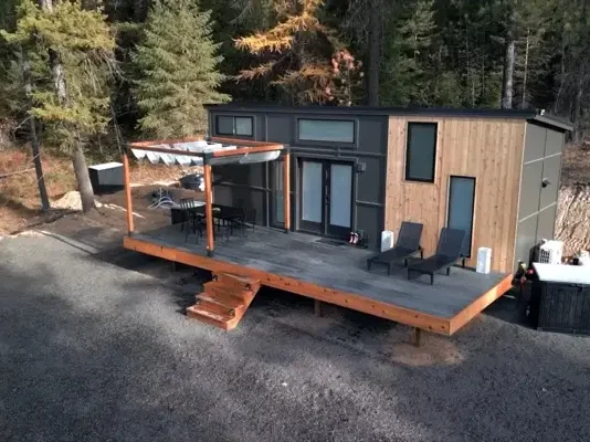 Exterior de la tiny house de Stacie, en un bosque.