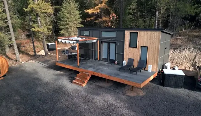 Exterior de la tiny house de Stacie, en un bosque.