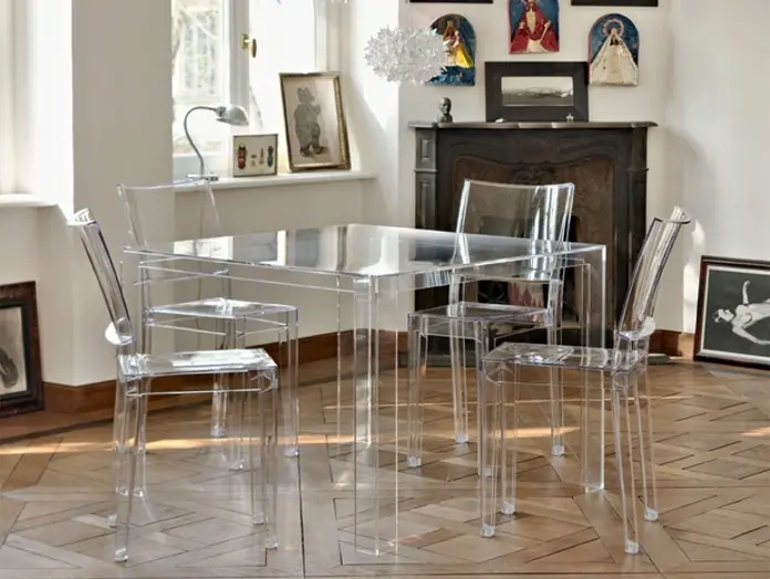Invisible Table utilizada como mesa de comedor en un interior contemporáneo
