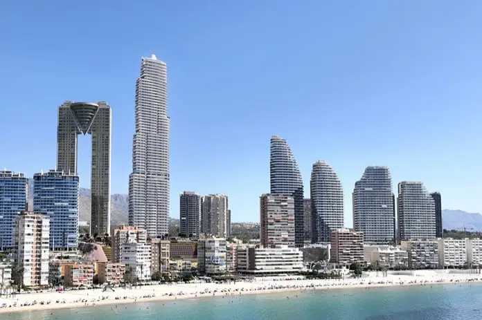 Panorámica diurna de Benidorm con los rascacielos de TM Grupo Inmobiliario