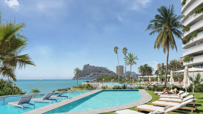 Piscinas en zonas comunes de rascacielos en Benidorm
