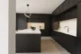 cocina con muebles oscuros