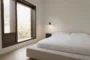Dormitorio con ventana de diseño
